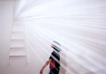 1999_Vão_ 18.000 ms de linha preta de algodão, 10.000 grampos e 4 dias de montagem_ Galeria Valu Oria copy